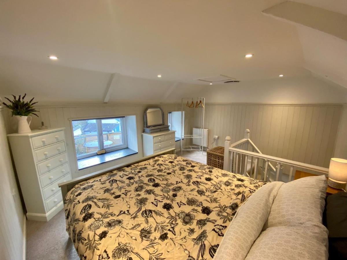 Robin One Bedroom Near With Parking & Wifi - Robin Holiday home *